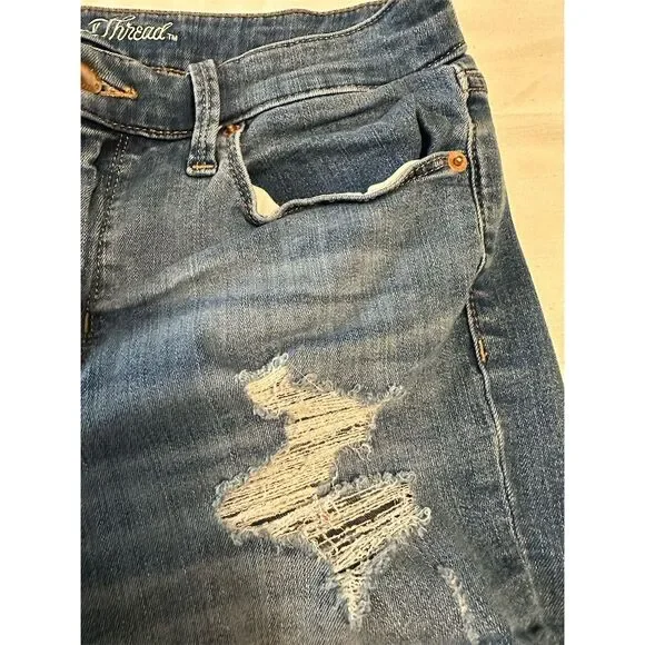 Universal Thread Women's High Rise Distressed Denim Shorts Size 8 Blue - Picture 4 of 8